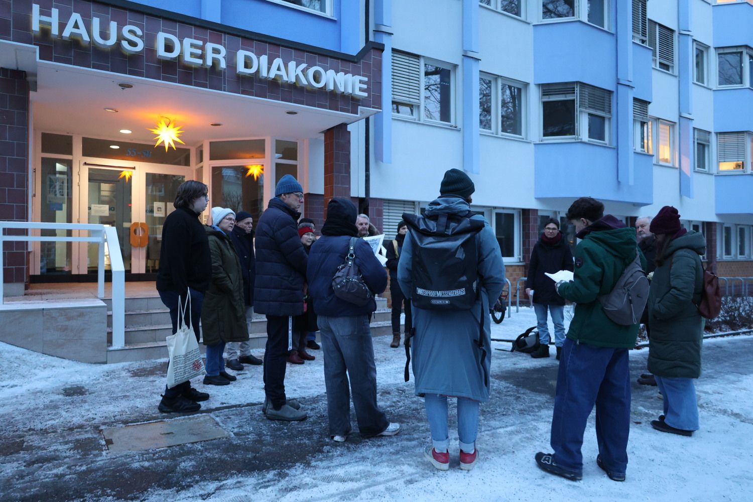 27. Januar 2026: Start des Stolperstein-Spaziergangs vor dem Haus der Diakonie in Steglitz