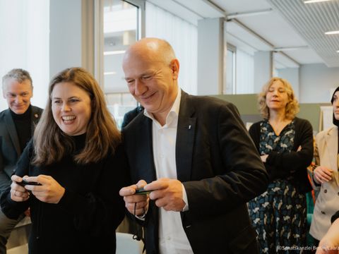Senatsbesuch - Clara Herrmann und Kai Wegner in der Gaming Zone