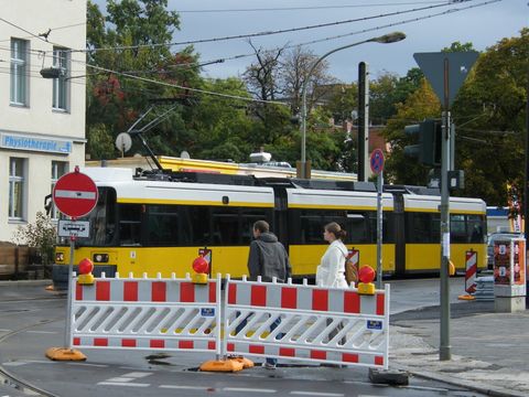 Baustellenabsperrung mit Tram