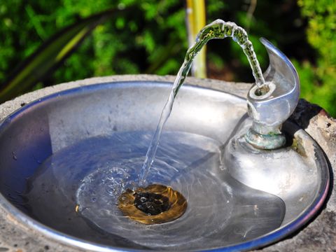 Trinkwasserbrunnen mit runder metallischer Schale