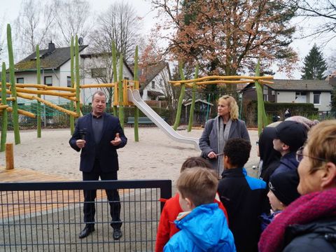 Bezirksbürgermeister Frank Balzer weiht mit Bezirksstadträtin Katrin Schultze-Berndt den Entenspielplatz am Zehntwerderweg ein. (Bild: Bezirksamt Reinickendorf)