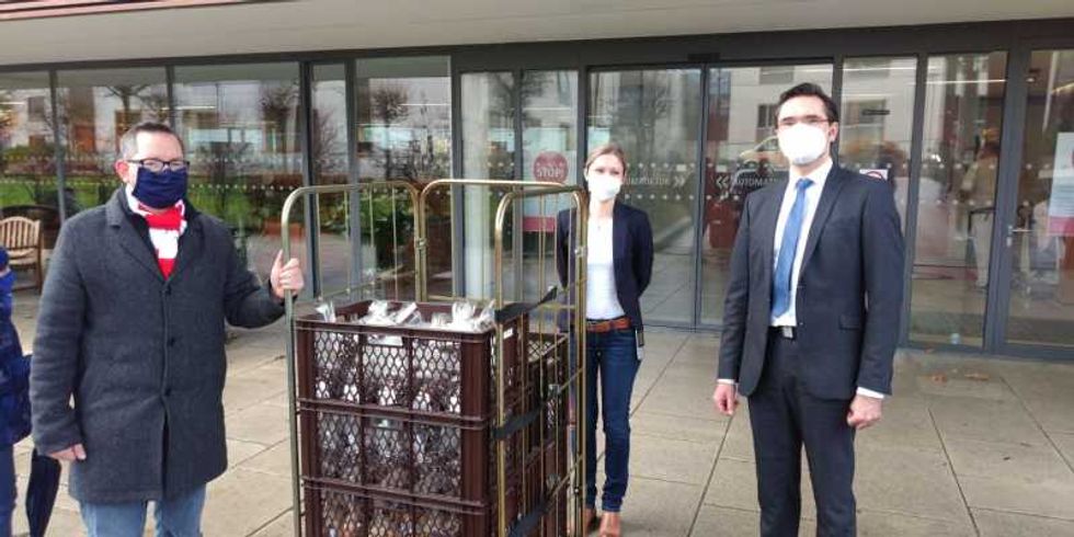 Bezirksbürgermeister Igel übergibt Kekstüten an das Krankenhaus Hedwigshöhe