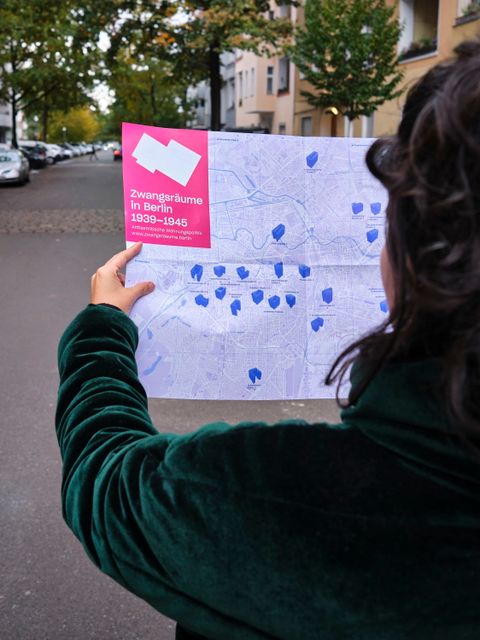 Person mit Stadtkarte durchquert eine Straße