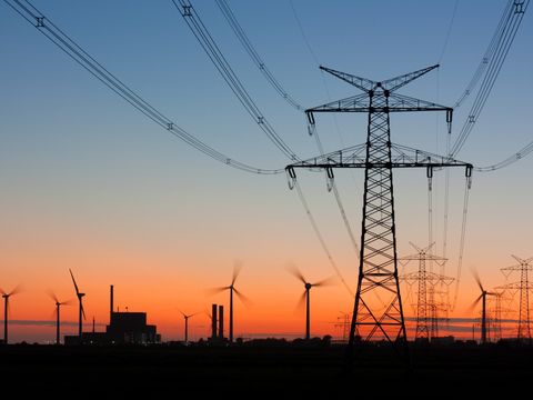Strommast Freileitungsmast in der Abenddämmerung