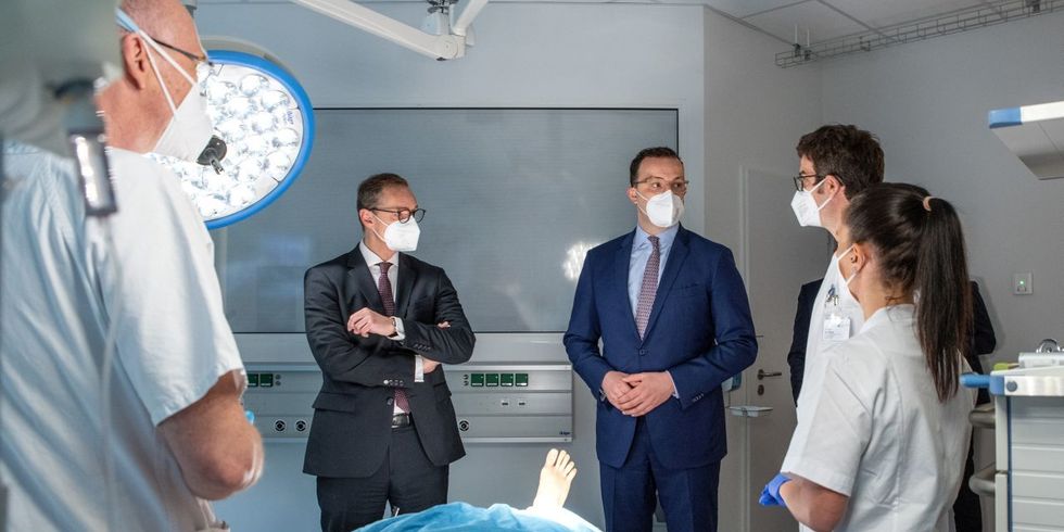 Eröffnung 'Haus der Zukunft am ukb' Michael Müller, Jens Spahn und ein Team des ukb