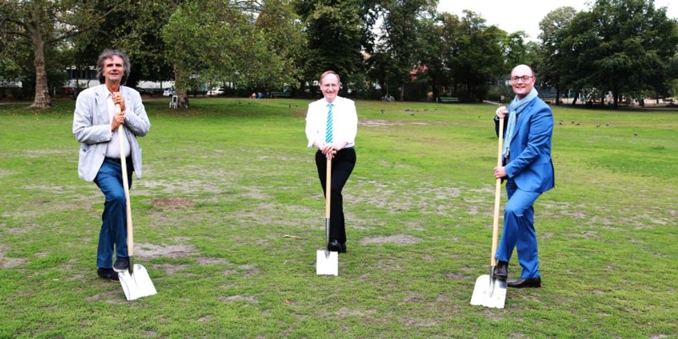 Spatenstich im Preußenpark: (v.l.) Stadtentwicklungsstadtrat Oliver Schruoffeneger, Bundestagsabgeordneter Klaus-Dieter Gröhler und Ordnungsamtsstadtrat Arne Herz.