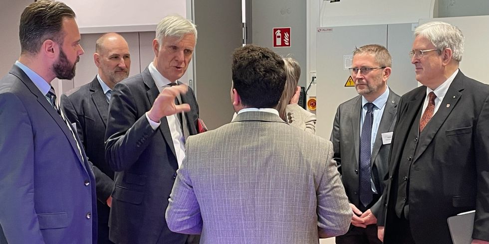 Senator Stephan Schwarz und Brandenburgs Wirtschaftsminister Steinbach im Gespräch mit Vertretern des Fraunhofer-Instituts für Angewandte Polymerforschung IAP in Wildau