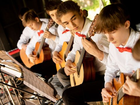 Eine Gruppe junger Musiker des Gitarren-Ensemble „Vielsaitig", die auf dem Konzert akustische Gitarre spielt (Bild: Uwe Hauth)