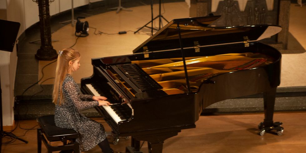 Mädchen spielt am Klavier