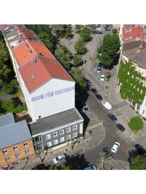 Drohnenaufnahme vom Stadthaus in Rummelsburg mit Schriftzug "Raum für Freiraum"