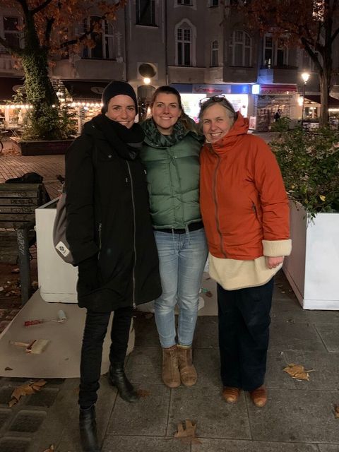 Von links nach rechts: Bezirksstadträtin Saskia Ellenbeck, Umweltpädagogin Larissa Werner und Pascale Senn Koch, Leiterin des Theaters Morgenstern