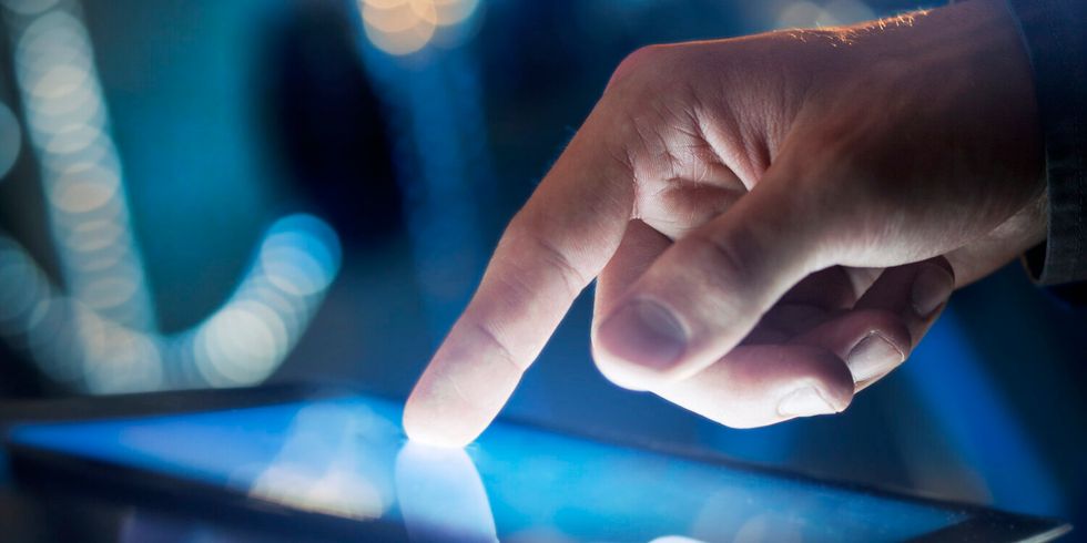 Finger wischt über Tablet