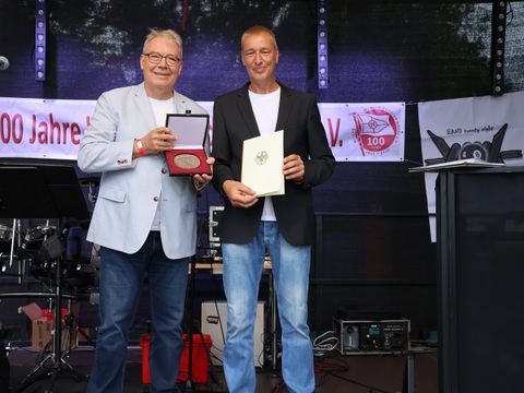 Bezirksstadtrat für Sport Harald Muschner (CDU) überreicht anlässlich des 100-jährigen Bestehens des Vereins die Sportplakette des Bundespräsidenten an den 1. Vorsitzenden des Wander-Paddler-Havel e.V. Frank Stöwner (Bild: BA Rdf)