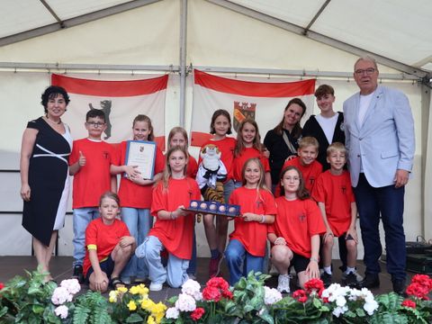 Bezirksbürgermeisterin Emine Demirbüken-Wegner (CDU) und Sportstadtrat Harald Muschner (CDU) bei der Meisterehrung von Sportlerinnen und Sportlern aus Reinickendorfer Vereinen (Bild: BA Reinickendorf)