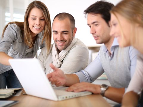 junge Arbeitsgruppe vor einem Laptop