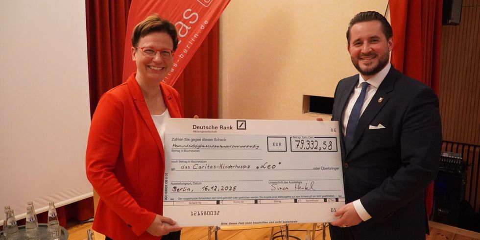Scheckübergabe an das Kinderhospiz "Leo" durch Bezirksstadtrat Simon Hertel