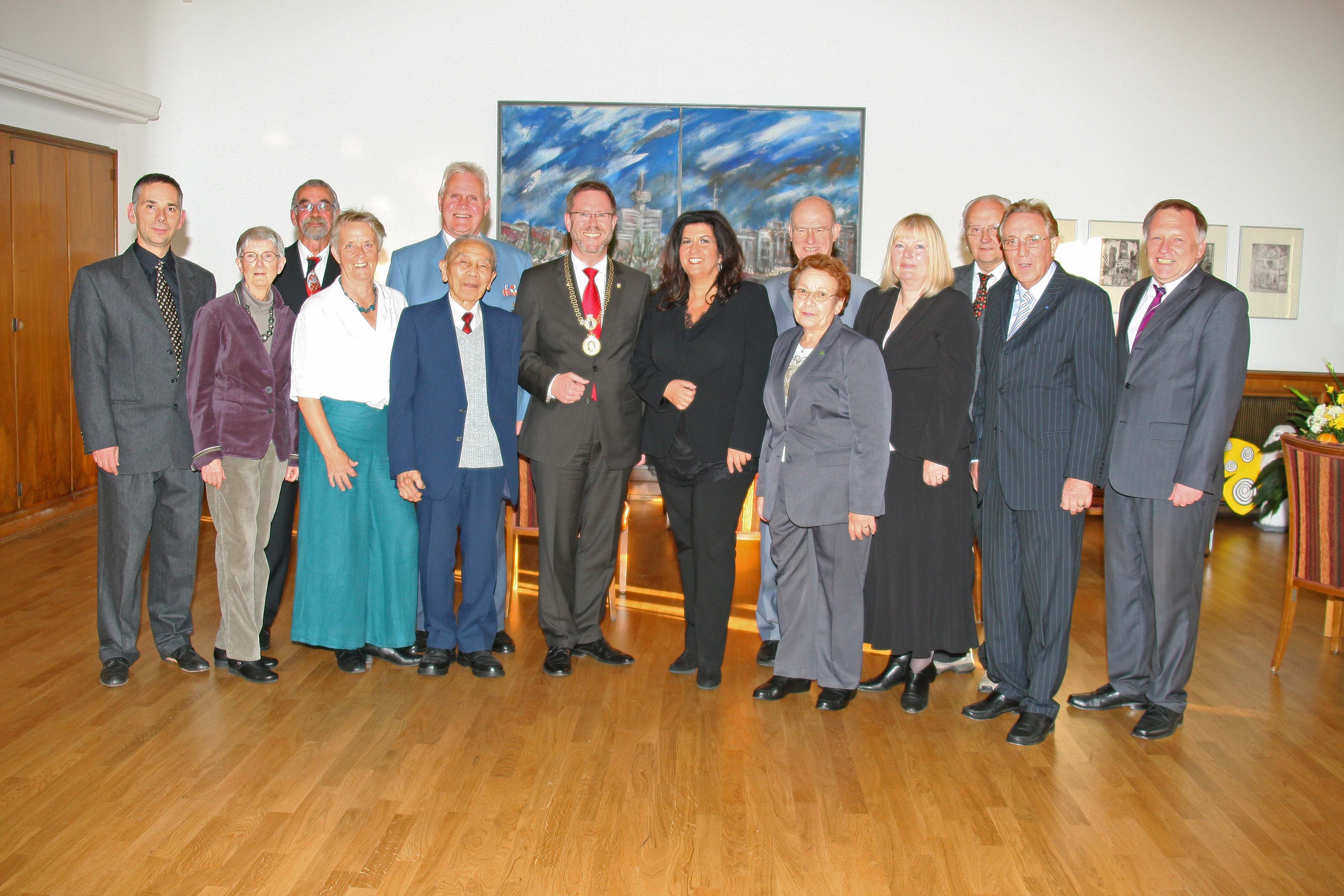 Prof. Stefan Schuck, Ilse Mattes, Frank- Axel Dietrich, Monica Schümer- Strucksberg, Uwe Schurwanz, Tjien Hing Siem, Bezirksbürgermeister Reinhard Naumann, BVV- Vorsteherin Judith Stückler, Inge Titel, Jürgen Minz, Jutta Trapp, Rudolf Uda, Horst Brauner und Frank- Axel Dietrich (v.l.n.r.) am zwölften Bezirkstag bei der Verleihung der Bürgermedaillen im Rathaus Charlottenburg am 19.10.2012