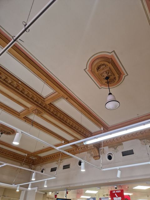 Stuckarbeit an einem Bekleidungsgeschäft mit Beleuchtungsstreben