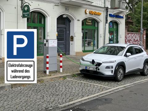 Parkplatz - Elektrofahrzeuge während des Ladevorgangs