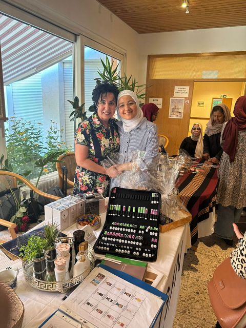 Das „Herz“ des BBK Linde, Doha Batita (re.), hier mit Bürgermeisterin Emine Demirbüken-Wegner, zauberte wieder ein fantastisches Buffet. (Bild: BA Rdf)