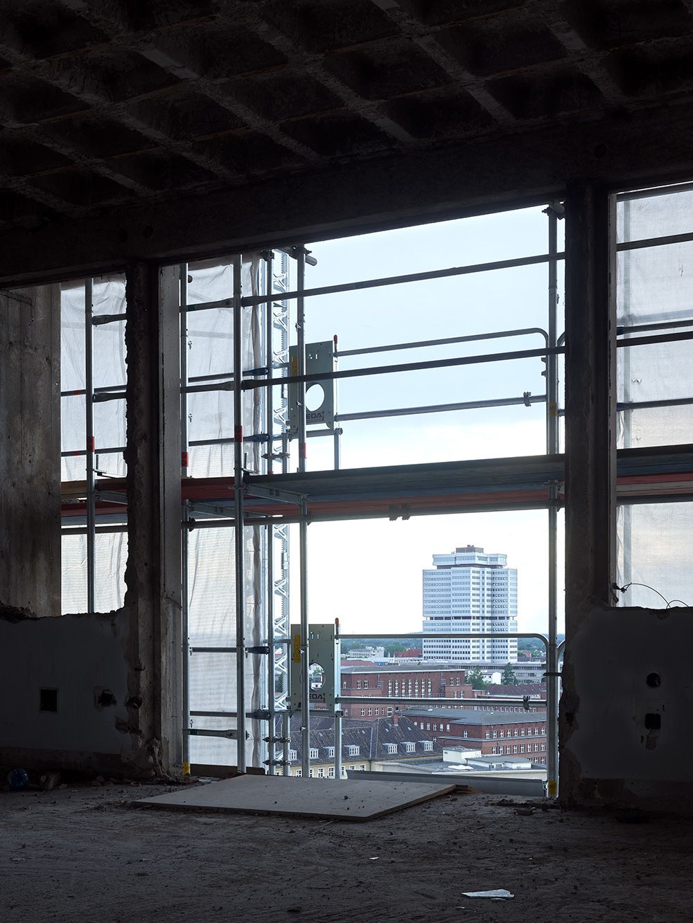 Blick aus dem 17. OG während der Sanierung auf das Bürogebäude der Rentenversicherung, Juli 2021
