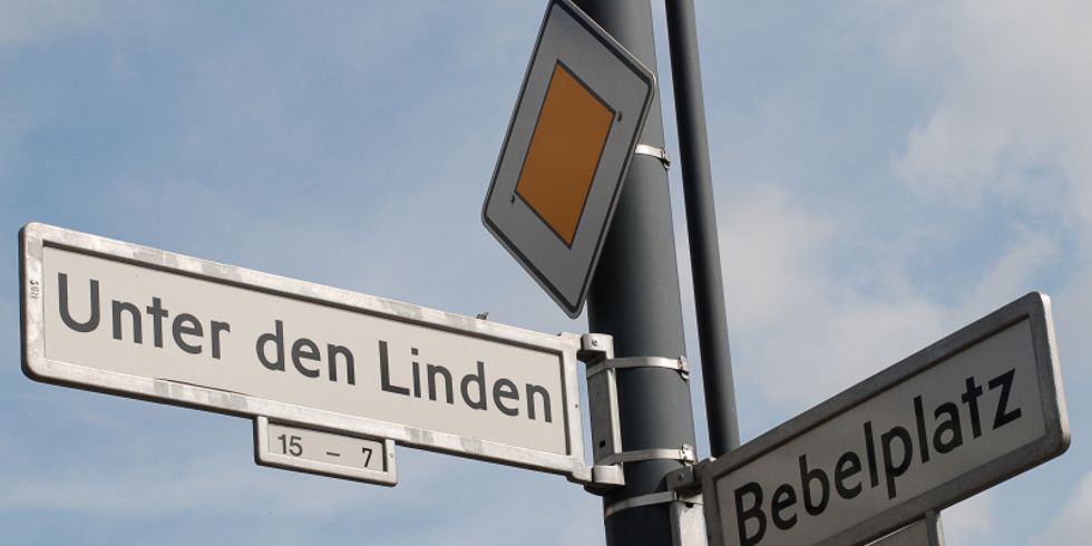 Straßenschilder Unter den Linden und Bebelplatz