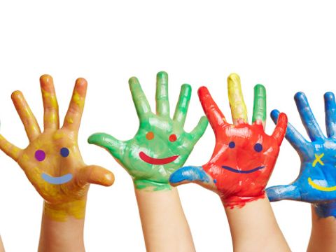 Panorama aus vielen bunten Kinderhänden