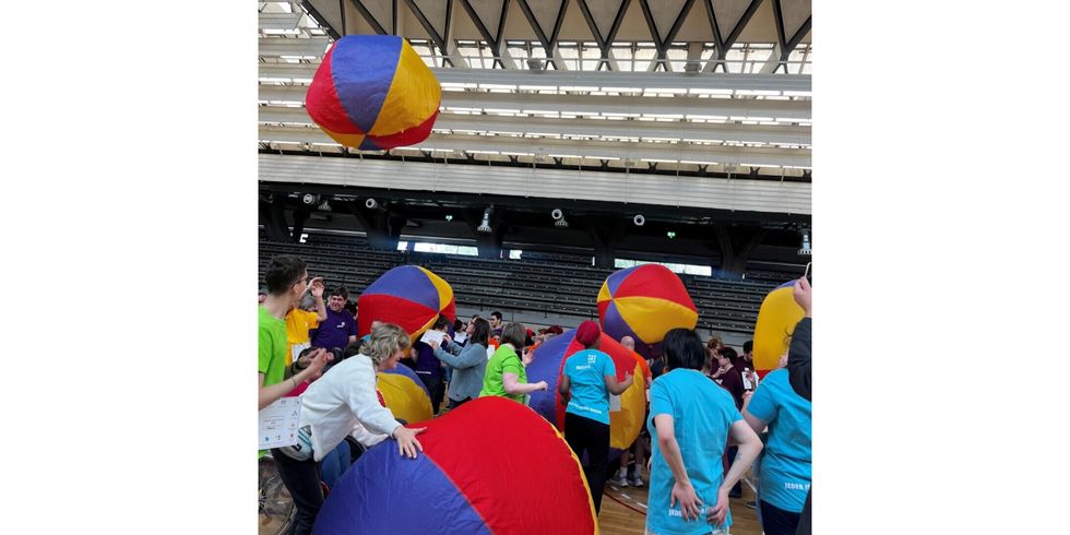 14. Mosaik-Sportfest in der Sporthalle Charlottenburg: Teilnehmende beim Spiel mit lebensgroßen bunten Bällen