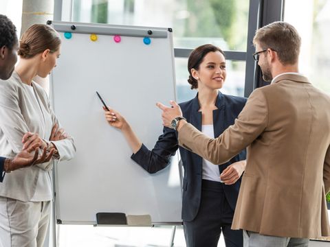 Gruppe vor Flipchart