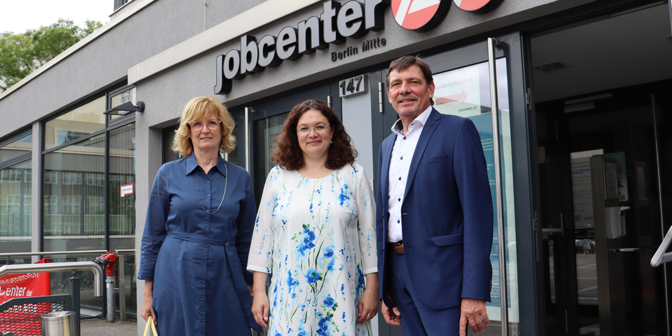 Andrea Nahles (Mitte) mit Dr. Ramona Schröder (Vorsitzende der Geschäftsführung, Regionaldirektion Berlin-Brandenburg der Bundesagentur für Arbeit) und Lutz Mania (Geschäftsführer des Jobcenter Berlin Mitte).