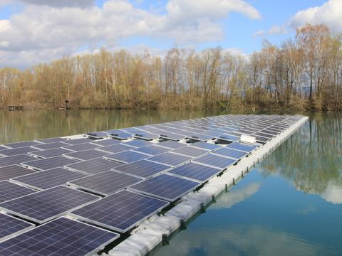 Nahaufnahme einer schwimmenden PV-Anlage in Renchen.