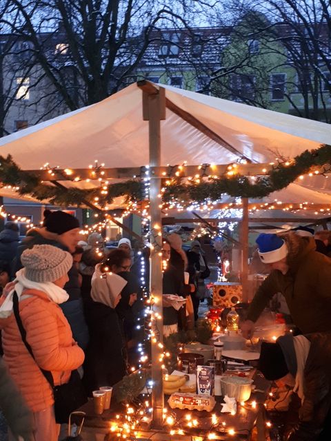 Festlich beleuchtete Stände des Nikolausmarktes 2023