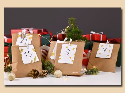 Adventskalender in Form von Packpapiertüten