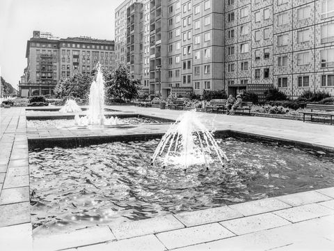 Standort ehemals Stalindenkmal (heute Springbrunnen mit Wohnscheibe in Großtafelbauweise)