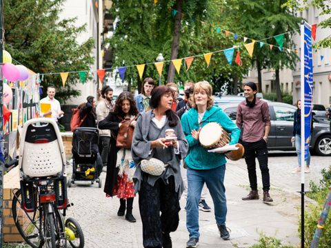 Menschen musizieren auf der Straße