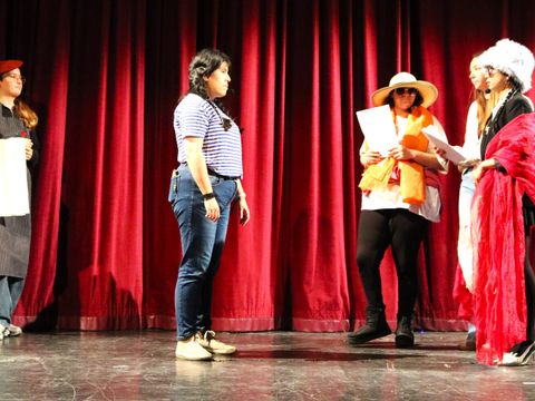 Die Theatergruppe des Café Pink auf der Bühne