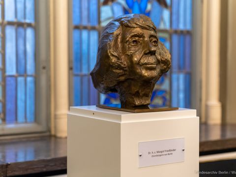 Margot Friedländers Bronzebüste im Roten Rathaus