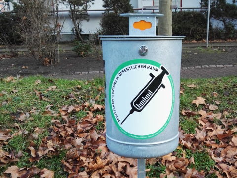 Foto von einem Sprituenmülleimer in einem Park