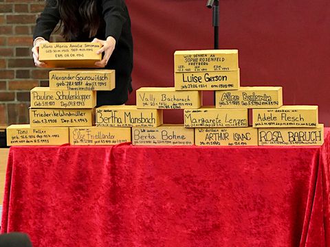 Die aktuellen Steine für die Mauer des Gedenkens auf dem Schulhof der Löcknitz-Grundschule