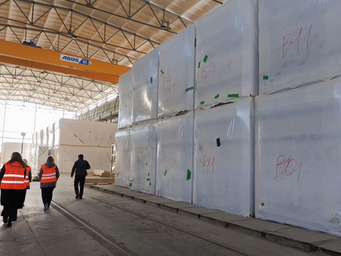 Taktstrasse mit den gestapelten Modulen vor dem Abtransport