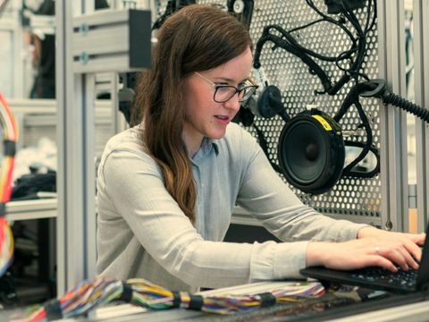 Ingenieurin bei der Arbeit