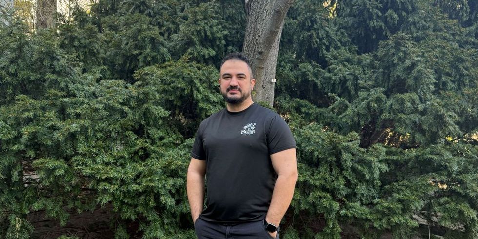 Mustafa Akbalik ist sportbegeistert und ambitioniert - wenn es nach ihm geht, gehört der Turnierpokal nach Friedrichshain-Kreuzberg