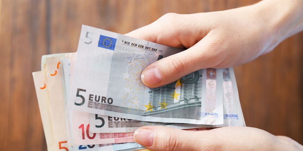 Hände, die Geldscheine halten. Zahlungs- und Sparkonzept.
