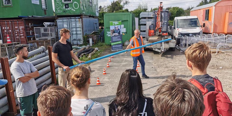 Schülerinnen und Schüler erhalten einen Einblick in die Berufe des Tiefbaus