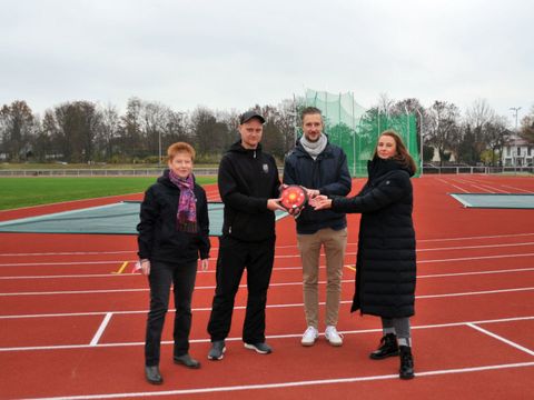 Übergabe Sportanlage Allee der Kosmonauten 131 - Symbolische Übergabe eines Diskus zur Eröffnung