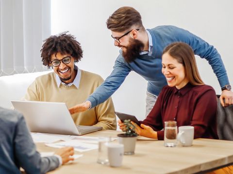 Eine Gruppe sitzt am Tisch und diskutiert