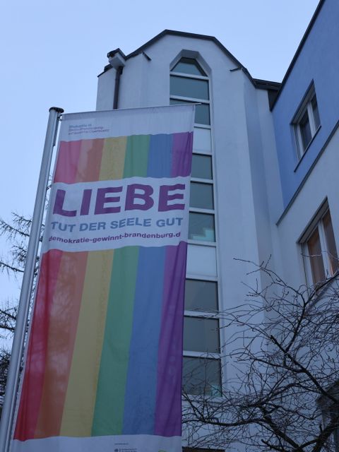 Liebe als Nahrung für die Seele - vor dem Haus der Diakonie in Steglitz
