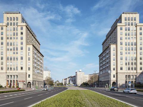 Haus Berlin (links im Bild) am Strausberger Platz