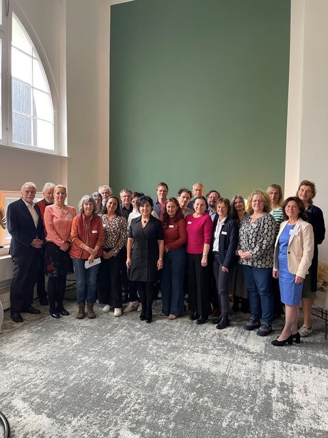 Bezirksbürgermeisterin Emine Demirbüken-Wegner mit Teilnehmenden (Bild: BA Reinickendorf)