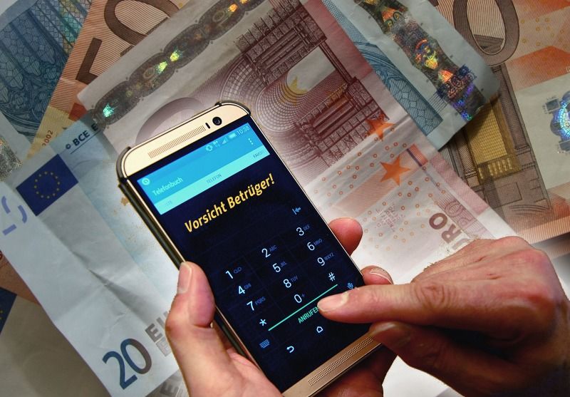Bild eines Handys und Geldscheine
